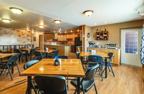 Davison County Cabin | Hot Tub, Fire Pit! Massive Mt Vernon Hunting Lodge
