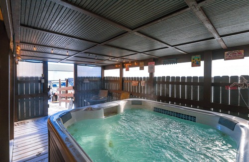 Davison County Cabin | Hot Tub, Fire Pit! Massive Mt Vernon Hunting Lodge