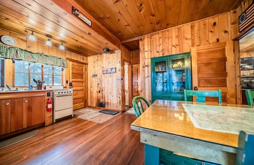 Estes Park Cabin | Hot Tub & Fireplace in 1925 Cabin, Minutes to RMNP