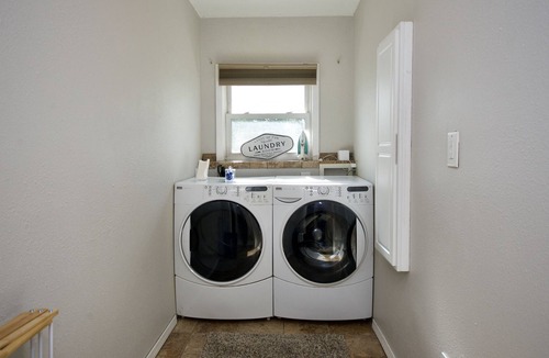 Greater South Side House | Hot Tub,Fireplace,Near Airport/Downtown,Sleeps 9