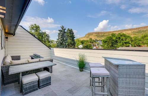 Golden House | Hot Tub & Mtn-View Rooftop Deck: Golden Home