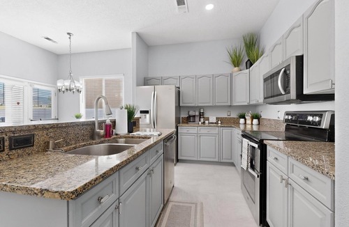 Heritage Hills House | Hot tub - Pet-Friendly - BBQ - Parking - 3BR Home