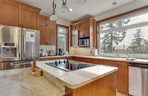 Friday Harbor House | Hot Tub & Pond View! Private Friday Harbor Retreat