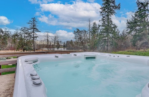 Friday Harbor House | Hot Tub & Pond View! Private Friday Harbor Retreat