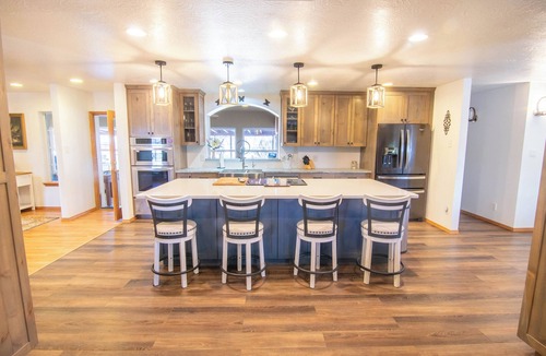 Bosque Farms House | Hot tub, Pool, Grill, Patio, Gym, Game Room, Washer/Dryer, Pet friendly house