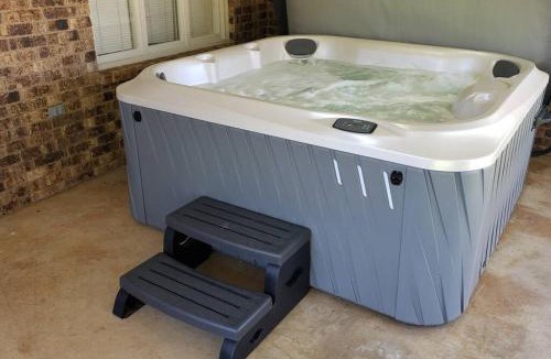Lubbock House | Hot Tub, Privacy, sleeps 14 & TONS of Space!