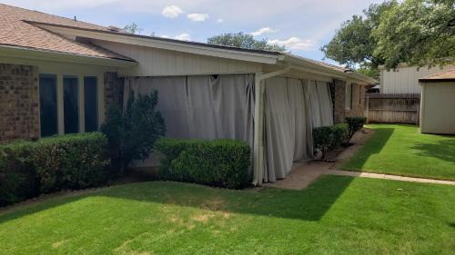 Lubbock House | Hot Tub, Privacy, sleeps 14 & TONS of Space!