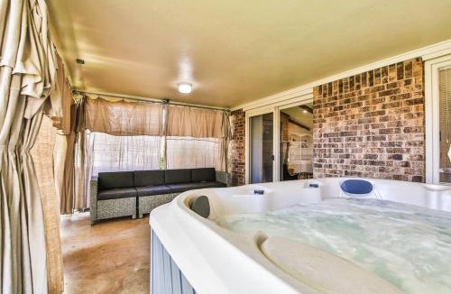 Lubbock House | Hot Tub, Privacy, sleeps 14 & TONS of Space!