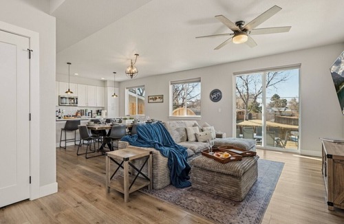 Berkley Villa | Hot Tub + Sauna + Arcade | Chef’s Kitchen