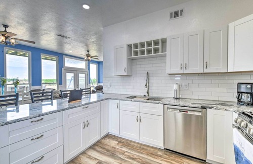 Lakeside City Cottage | Hot Tub & Sauna: Lakefront Wichita Falls Home!