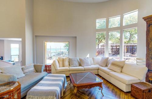 Lake Bridgeport House | Hot Tub & Views: Luxe Lake Bridgeport Retreat