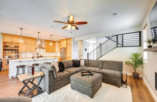 Sunland Estates House | Hot Tub & Water Views: Vantage Family Retreat