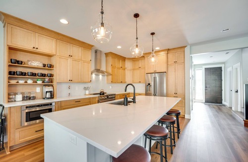 Sunland Estates House | Hot Tub & Water Views: Vantage Family Retreat