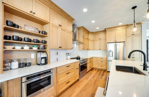 Sunland Estates House | Hot Tub & Water Views: Vantage Family Retreat