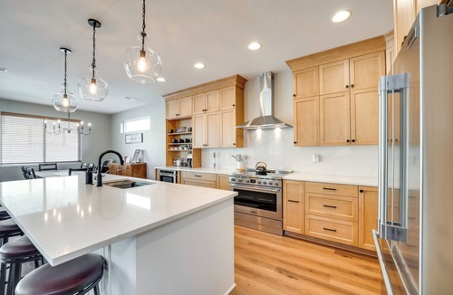 Sunland Estates House | Hot Tub & Water Views: Vantage Family Retreat