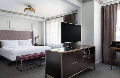 Downtown Kansas City Hotel | Hotel Phillips Kansas City Curio Collection by Hilton