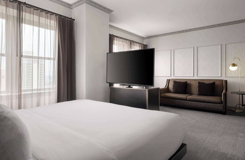 Downtown Kansas City Hotel | Hotel Phillips Kansas City Curio Collection by Hilton