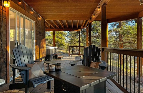 Bailey Cabin | HotTub/Coffee Bar/GameRoom/Indoor Fireplace/Views/Quiet/Washer Dryer