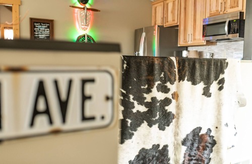 Yankton Cabin | HotTub, PingPong, Firepit, 2 LivingRooms just .67 mi to beach