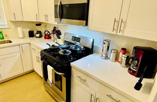 Panther Creek House | House 3-Bedroom 2-Baths with FREE Parking, Washer & Dryer, AC, WiFi