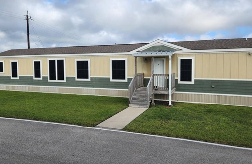 Lake Jackson House | House, 3brm, 2 bath, full kitchen, living room, washer/dryer.