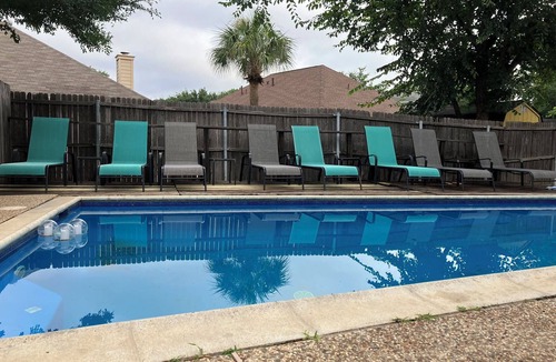 Lake Dallas House | House sleeps 12, 5 bedrooms, 2.5 bath, pool, at Lake Lewsiville