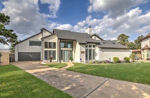 Houston House | Houston Bright High Modern home - Pool & Billiards