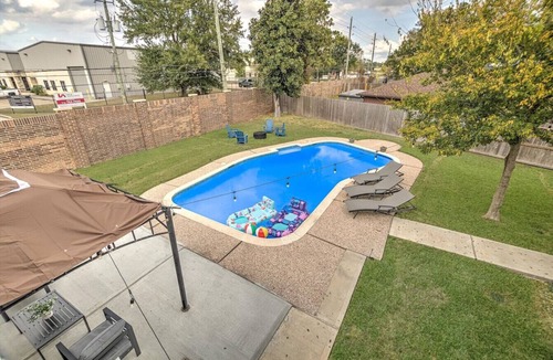 Houston House | Houston Bright High Modern home - Pool & Billiards