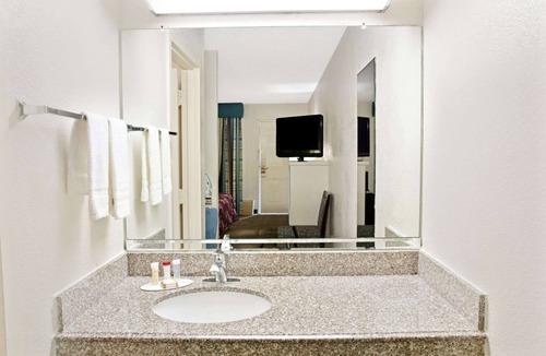 Washington Ave./ Memorial Park Hotel | Howard Johnson by Wyndham Houston Heights/Downtown