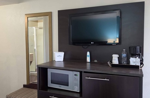 Odessa Hotel | Howard Johnson by Wyndham Odessa TX