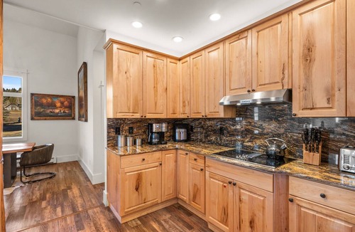 Big Sky Meadow Village House | Howling Elk Hideaway | Hot Tub + 15 Mins to Resort