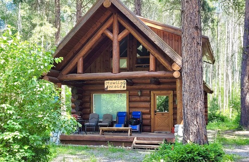 Winthrop House | Howling Wolf Cabin-Dog Friendly, Close to the River and Walk to the Ski Trail!