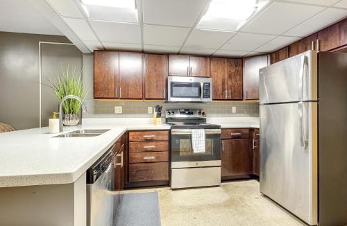 Downtown Des Moines Apartment | HUGE 2BR Apt Next to Wells Fargo -FREEParking!
