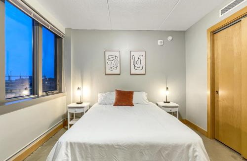 Downtown Des Moines Apartment | HUGE 2BR Apt Next to Wells Fargo -FREEParking!
