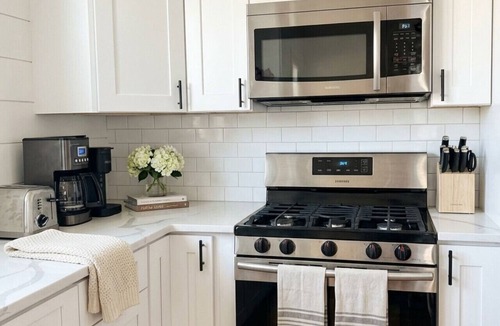 Sunnyside Apartment | Huge 6BR Highlands Home - Modern Style & Comfort
