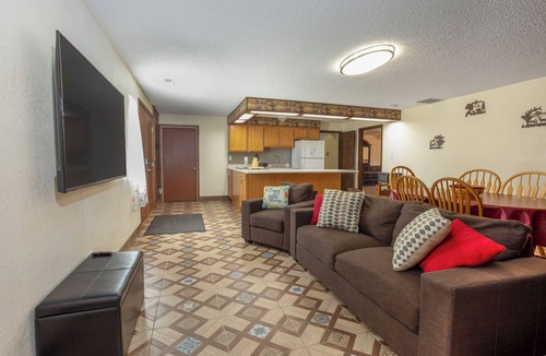 Hudson House | Huge Country Walk Out Basement Apartment