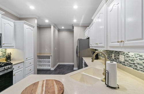 Maumelle House | HUGE home office space Little Rock Jacuzzi Bath