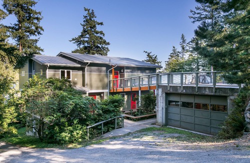 Lummi Island House | HUGE House-Ocean Views-Hot tub!-pet friendly