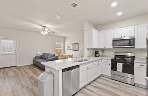 Castroville House | HUGE Quadplex 12Br+10Ba Near Sea World Sleeps 32!