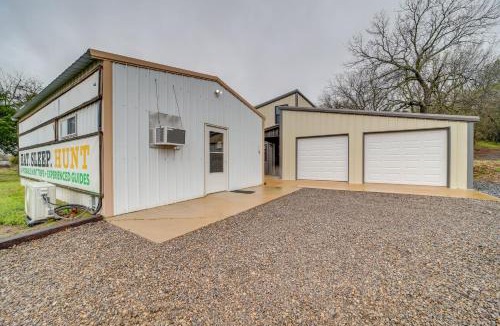 Daisy House | Hunt, Fish & Enjoy the Outdoors: Rural Atoka Home