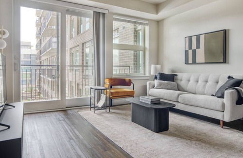 Hale Apartment | Ideal Congress Park 2BR w/ Gym & Pool, near shops & dining, by Blueground