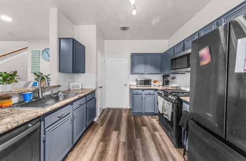 Greater Fondren Southwest House | Ile Ayo - BR with Shared Bathroom in a Co-Living Home (1)