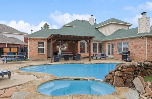 Irving Cottage | Immaculate 5BR 2B Vila With Pool and Cinema