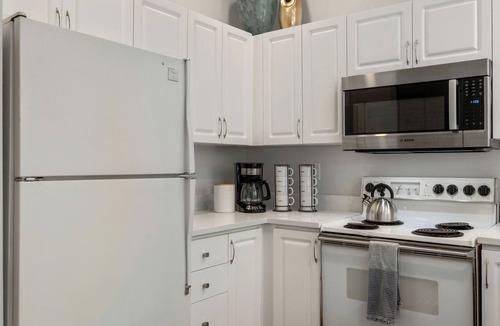 Belltown Condo | Immaculate Modern 2BR Condo with Pool & Parking!