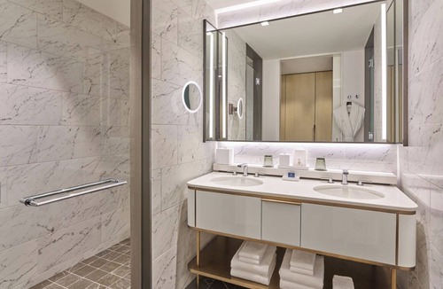 Fort Worth Cultural District Hotel | Immerse in Culture at Stylish Room Near Local Landmarks
