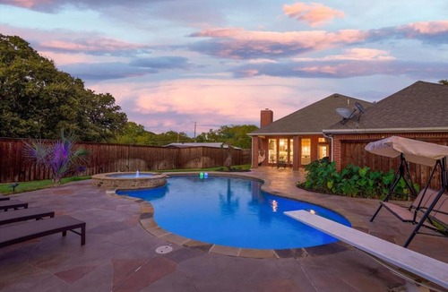 Irving House | Impressive 5BR 3B Home with Pool Game Room & Cinema Room