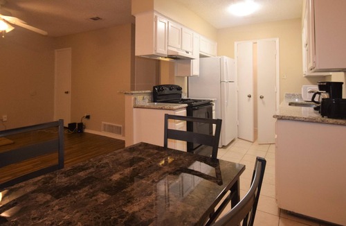 Fort Worth House | Independent Unit 2 Bed 1 Bath Queen Bed Washer-Dryer Internet