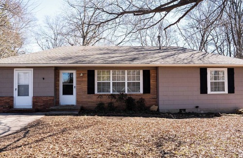 Ada House | Indie vibe fire pit 3 BR minutes to ECU
