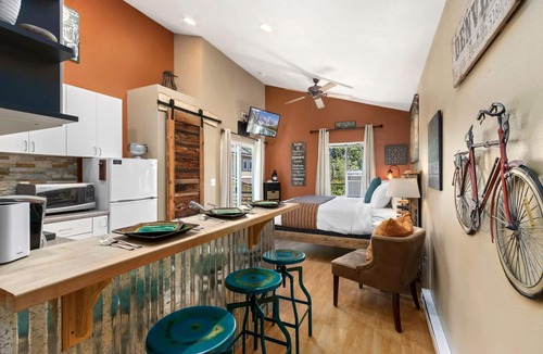 Martinez Park Apartment | Industrial Old Town Bungalow W/Free Cruiser Bikes
