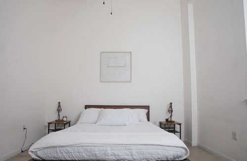 San Antonio Apartment | Industrial & Stylish |5★ Location, ♛Queen Bed, Pkg